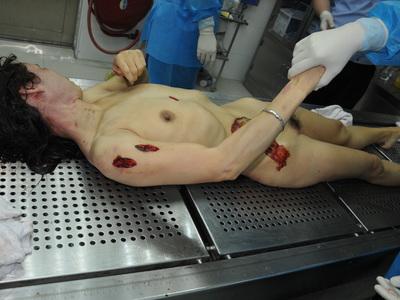 Zhou Jie was stabbed to deathæ–°ç–†ç¾Žå¥³å‘¨æ´è¢«éªŒå°¸å®˜è½®æµå¥¸å°¸