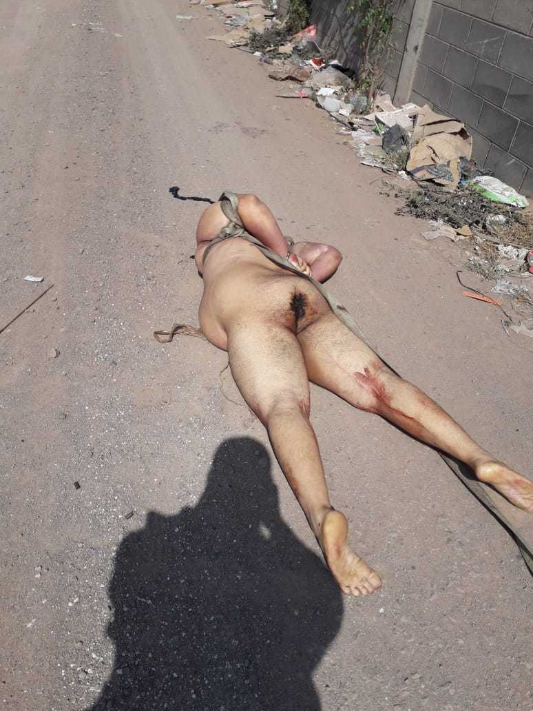 THEY TAKE IN MOVEMENT TO NAKED MALE, SEMI-MARKED AND / SEVERE FOOTPRIN