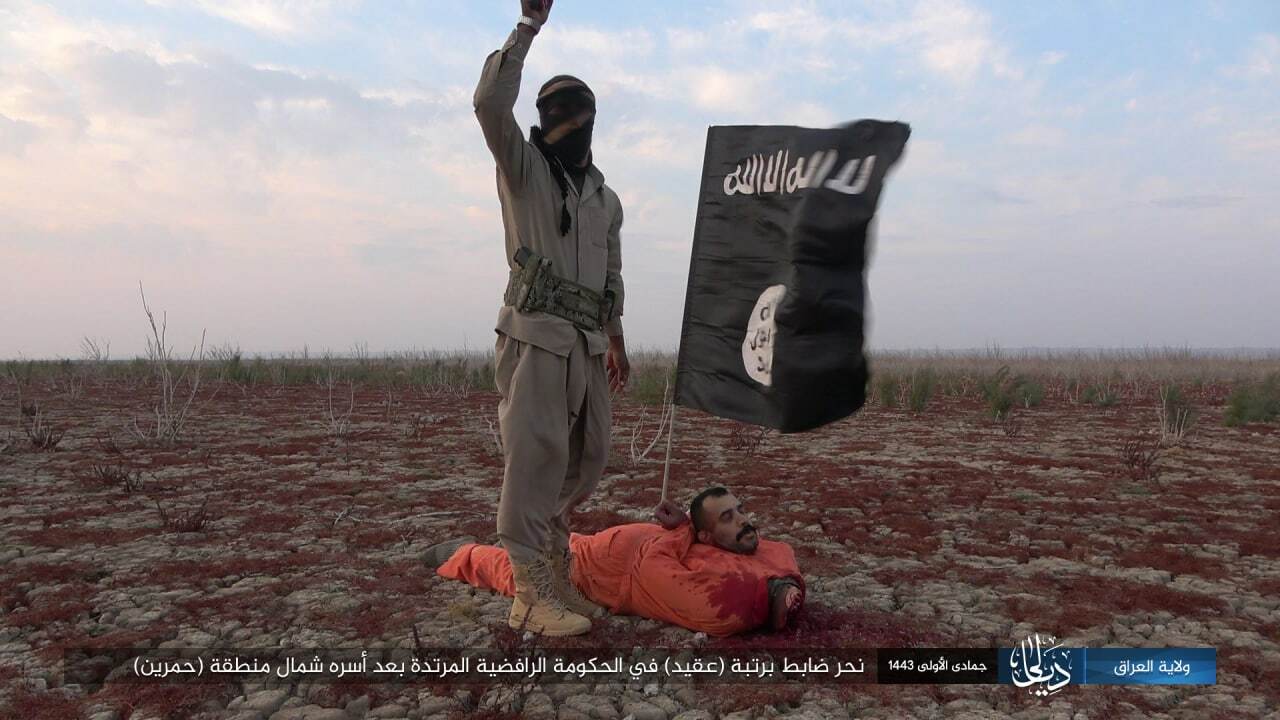 Caliphate soldiers beheaded an officer of the rank of (colonel)