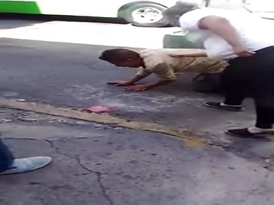 Thief is trapped in the tires of the Trolebus.