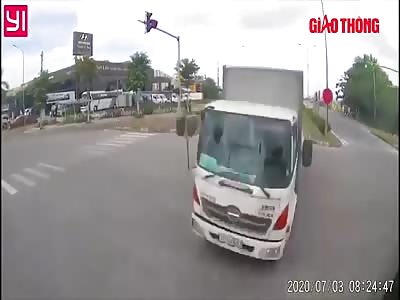 Truck head to head container truck, driver dead carpet