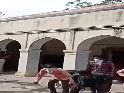 Indian police punish those who do not comply with quarantine law