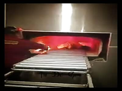 body in crematorium ready for dinner - La Tía Del Gore 