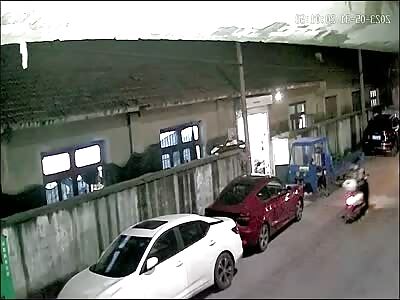 Angry Chinese Dude Went Into Stabbing Mode