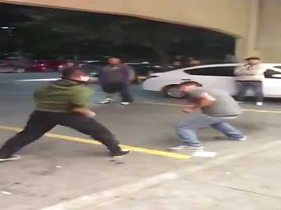 Fight in a convenience store parking in Mexico