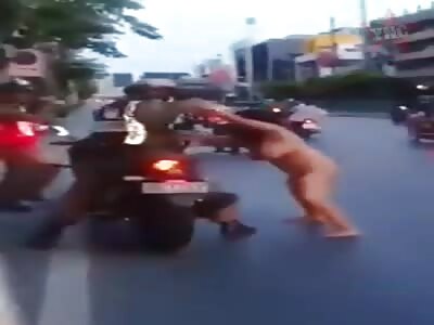 LoL: Lunatic naked woman