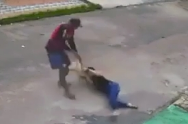 Brazil: Robber woman steals a purse