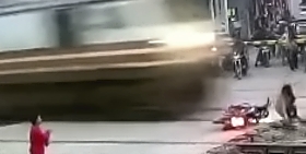 India: Motorcyclist has an extremely happy day