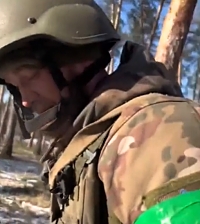 Ukrainian soldiers carrying their comrade