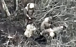 Artillery round airbursts above 4 RU soldiers in the woods