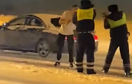 Drunk Russian with a knife vs Russian traffic policemen