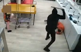Nashville, unprovoked pipe attack in a Laundromat