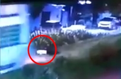 A young woman commits suicide by lying down on the rails