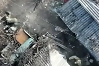 UA drones attack a group of RU soldiers hiding by a house