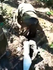 Injured POW is crawling under the watch of UAF