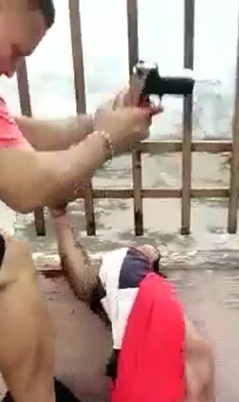 Thief handcuffed in a grid brutally beaten