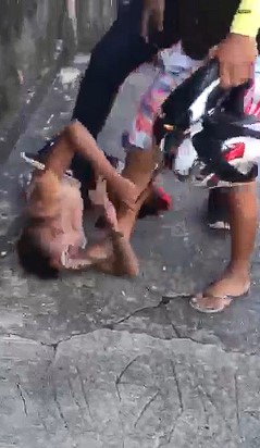 Thief beaten with kicks and helmet while trying to rob a police office