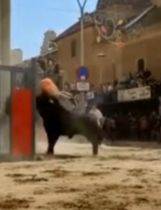 That was extremely fucked up, Spaniard got wrecked by bull