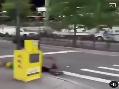 Men attacks a random woman and passers-by do justice.