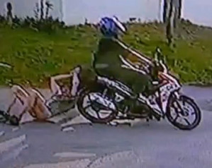 Scumbags ROB a Old Girl