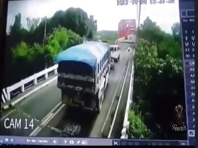 a bridge collapses in the Philippines