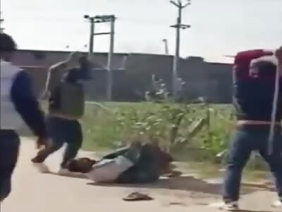 3 men with wooden sticks VS. 1 man on the ground     / India-2023-02-21