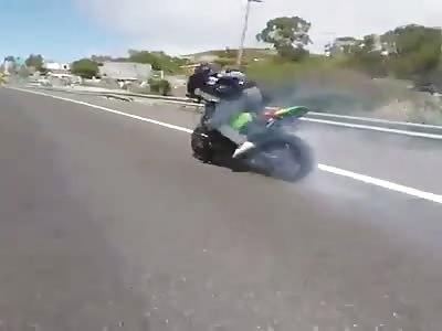 Idiot biker exibicionist 