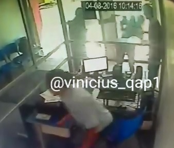 Off Duty Cop Kills Would Be Robber with Bullet to the Face (Action at :30)