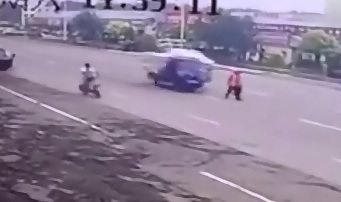 Big Truck does not See this Guy in the Middle of the Road!? 