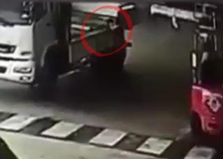 Worker is killed in Bizarre Forklift Accident Loading Up a Truck 