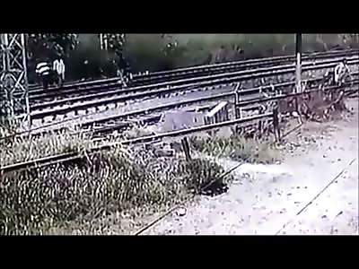 Live Suicide..Man kills himself in Front of a Lot of People 