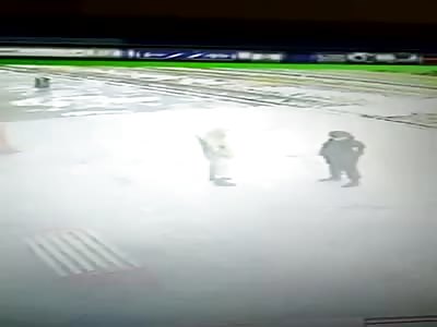 Lunatic attacks the Russian police with a knife ( shot to death)