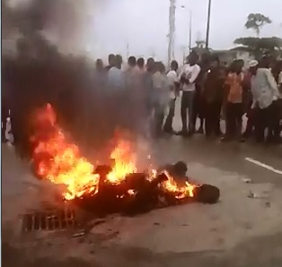 2 Men Burn Alive next to the Sewer Drain 