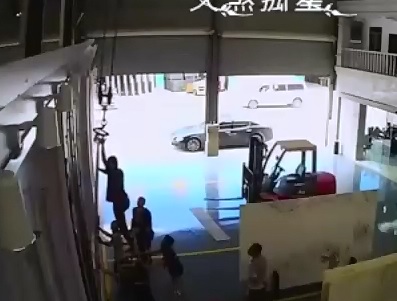 Fatal Work Accident,,Man gets out of the Way but Worker Dies Helping