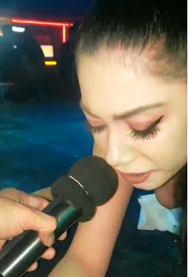 Everyone Watching Them..Trashy Girl Squirts Everywhere 