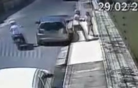 Girl Beaten and Then Robbed on the Streeti n Broad Daylight