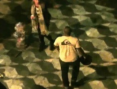 Asshole beats his wife in the street and ends arrested