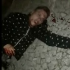 Man tries to talk with people while agonizes to death