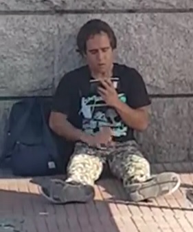 Ha! Weird Dude Rubs One Out in Broad Daylight on a Busy City Street 