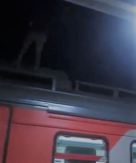 Moronic Russian Train Surfer Electrocuted 