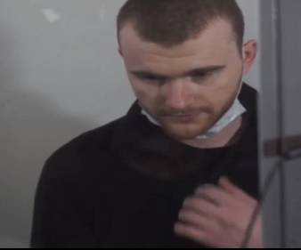 No Way Out.. Dude Slits His Throat in Court.