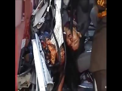 Two dead among fierros of his van to crash into a truck