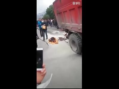 Collect with a shovel the pieces of a man crushed by a truck