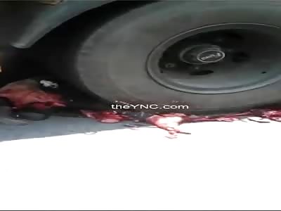 Motorcyclist completely crushed by a truck (Extended Video)