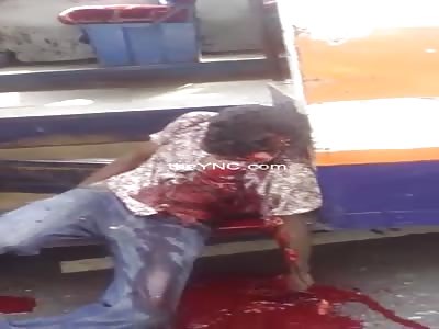 Young dead at the door of a bus shooting in his head