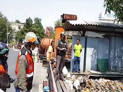 MAN FOUND DEAD FLOATING IN THE SEWER