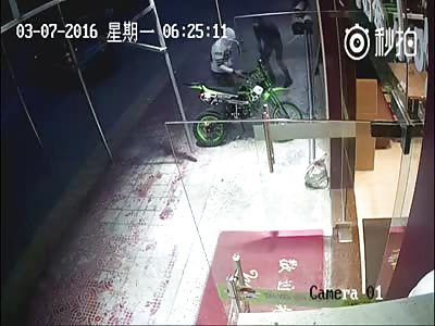 MAN INJURED BY MACHETE TRYING TO PREVENT MOTORCYCLE THEFT