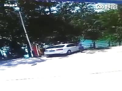 WOMAN DRIVING ALMOST KILLS ALL FAMILY DROWNED