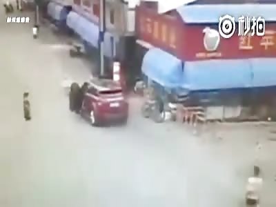 WOMAN DRIVING RUNS OVER AND KILLS 7 YEARS OLD GIRL