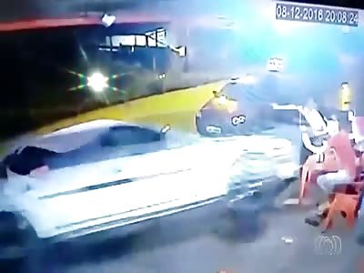 DRUNK DRIVER: TWO PEOPLE DIE AFTER CAR CRASH ON MOTORCYCLE AND INVADE BAR
